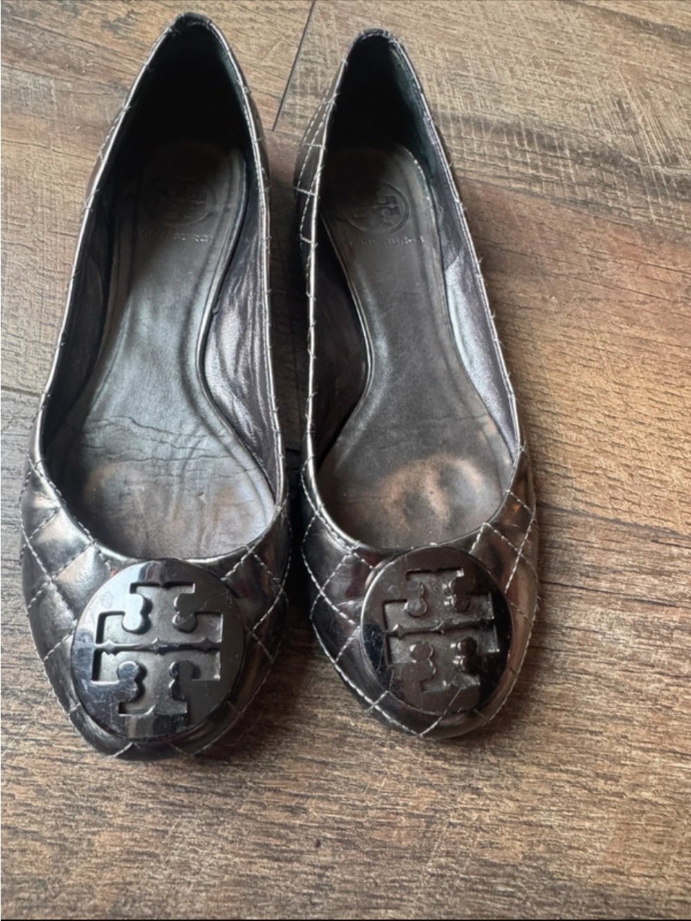 Tory Burch Reva Flats 7.5 Pewter Gray Quilted Patent Leather Logo Ballet